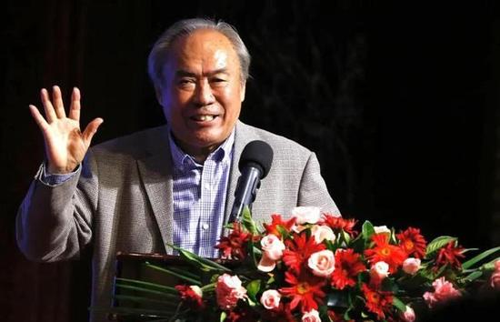 为丈夫晋升的妻子和职场上司