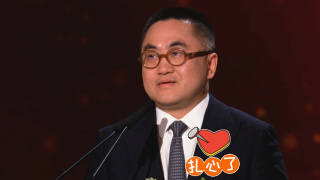浓妆艳抹的大婶